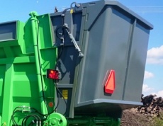 TYTAN 36 spreaders can be equipped with
a snap-volume hydraulic opening of the wall.
With this optional equipment the machine
can be universally used as a trailer with
self-unloading bulk during harvest green forage
or corn.