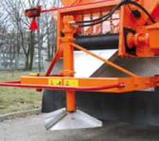 <p>Simple and precise adjustment of sand spreading width to the width from 2 to 8 m by the hydraulic drive of the spinner disc.</p>