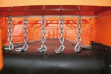 <p>A durable 80 cm wide band conveyor delivers sand or salt onto the spinner disc without any problems.</p>
