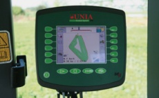 <p>Computerul UTS cu GPS cu Track Leader II şi softwareul Control Secţiuni permite practicarea agriculturii de precizie. Computerul UTS cu port USB permite transferul de date la operaţiile de tratare a plantelor realizate la un PC.</p>