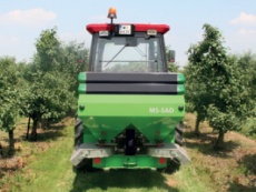 <p>Narrow hopper (1.3 m) and a plate for strip spreading enable to distribute fertilizer directly under trees or bushes.</p>