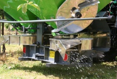 Strip distribution plate helps to direct the fertilizer
to the area of roots of the cultivated plants.