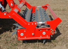 Double counteracting spike roller ensures
double-layer cultivation.
