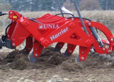 Specially formed working tine with side wings
loosens the soil and cuts clod without turning.